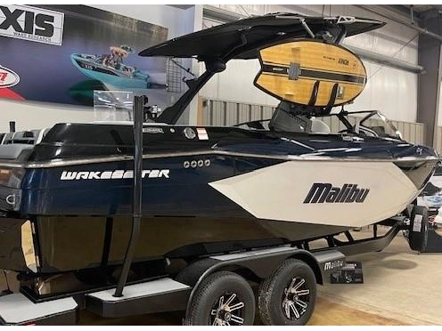 2025 Malibu 23 Lsv alt