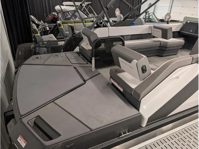 Manitou 22 Cruise Switchback Max Deck Signature 150HP w/Trailer 2024