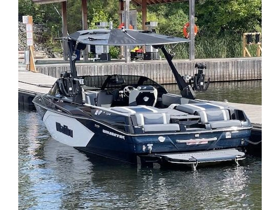 2025 Malibu 23 Lsv alt