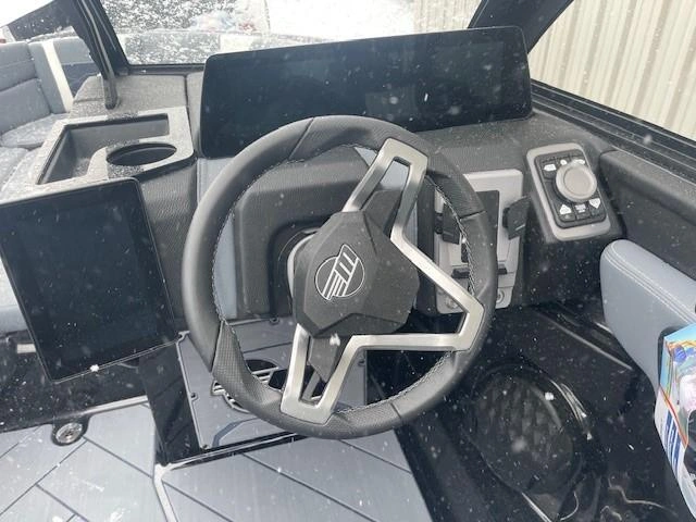 2025 Malibu 23 Lsv alt