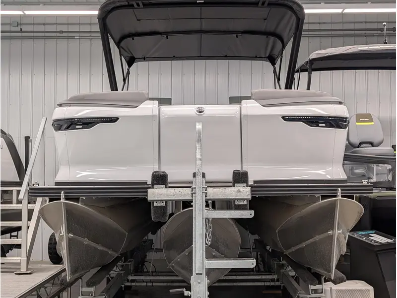 Manitou 22 Cruise Switchback Max Deck Signature 150HP w/Trailer 2024