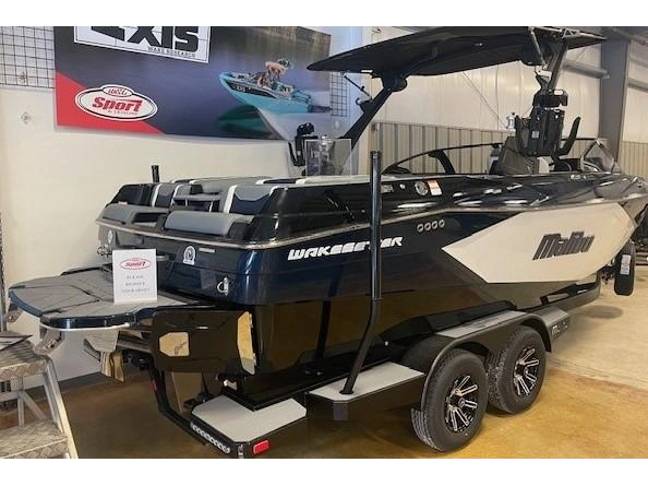 2025 Malibu 23 Lsv alt