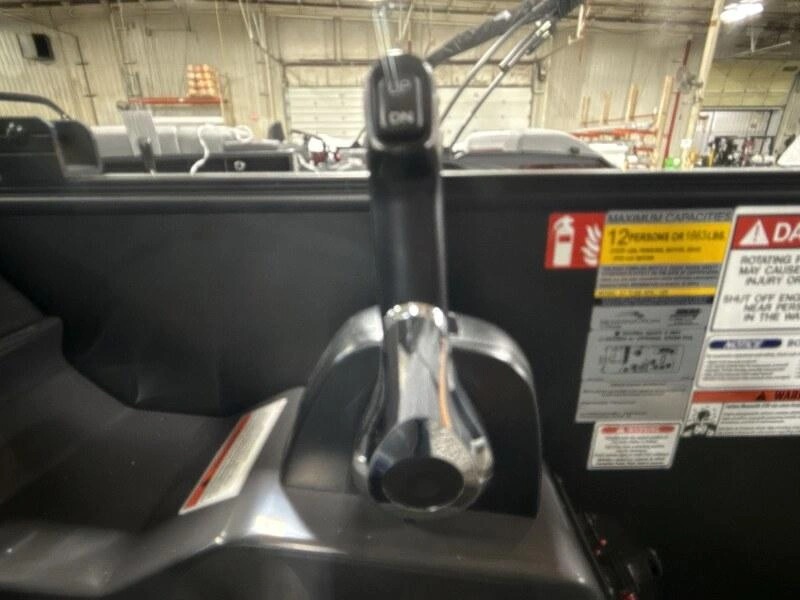 Bennington Marine 22 S Swingback 3t Noir Mat 2026 alt