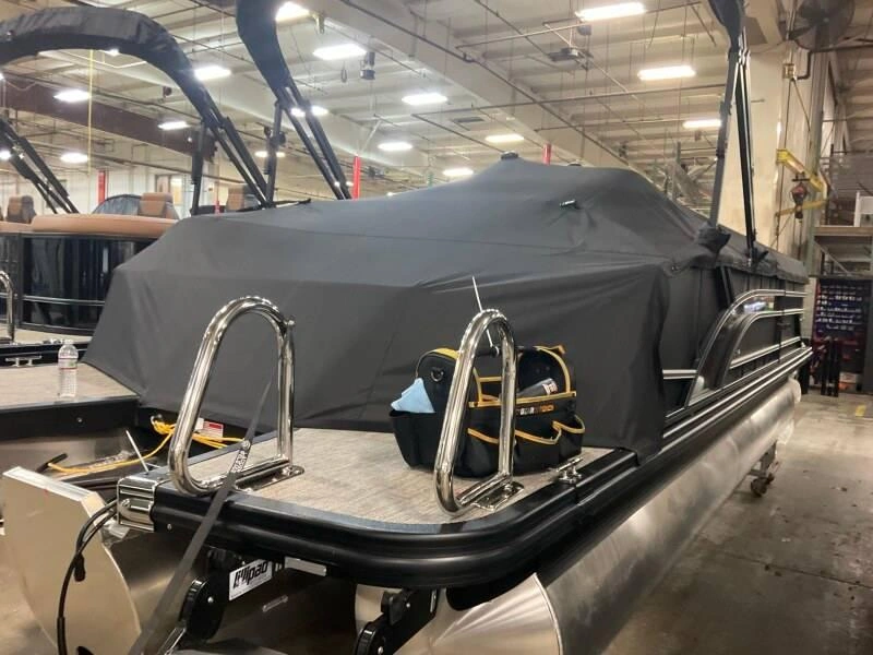 2026 Bennington Marine 22s Swingback Luxe 3t Noir Mat alt