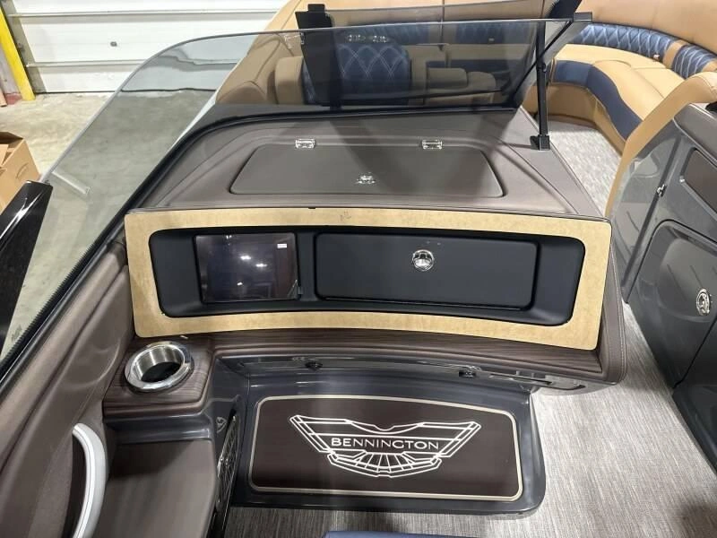 2026 Bennington Marine Qx 25 Swingback Arch 3t alt