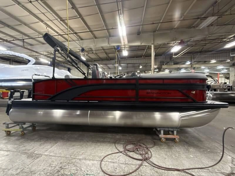 Bennington Marine 21 S Swingback 3t Rouge 2026 alt