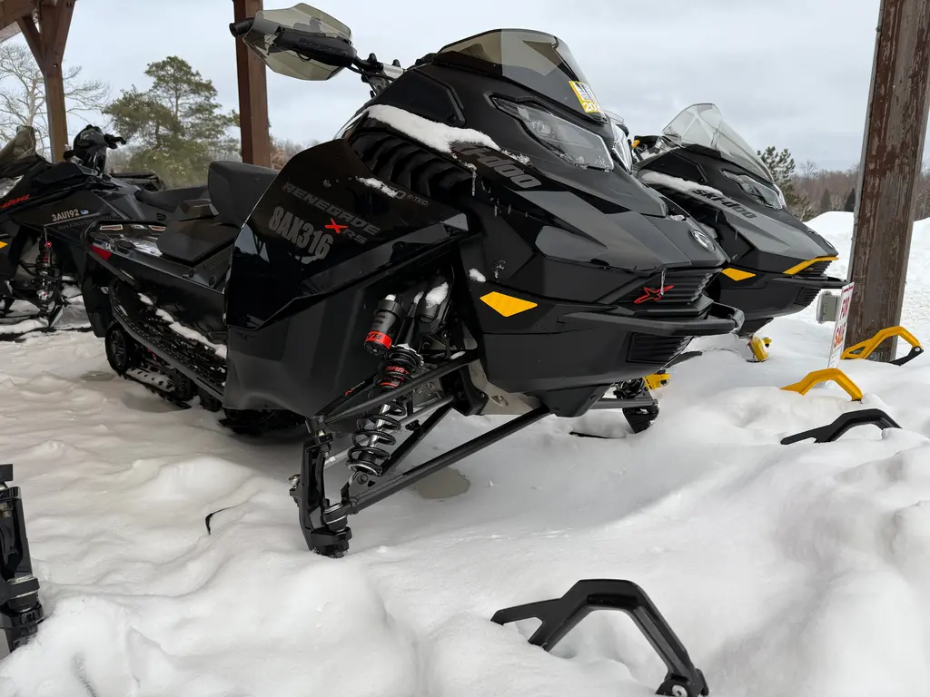 2023 Ski-Doo RENEGADE XRS 850 E-TEC - W/ SMART SHOX, 10.25" TOUCHSCREEN