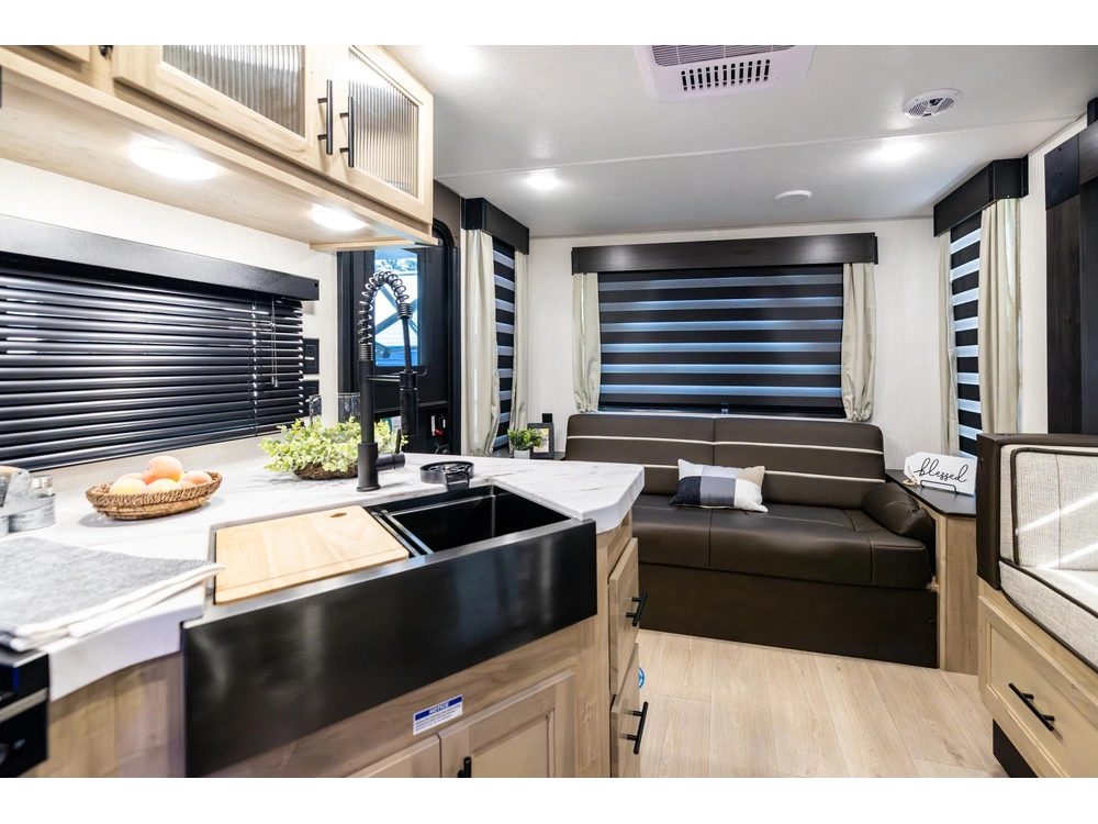 2026 Cherokee 23mk Grey Wolf alt