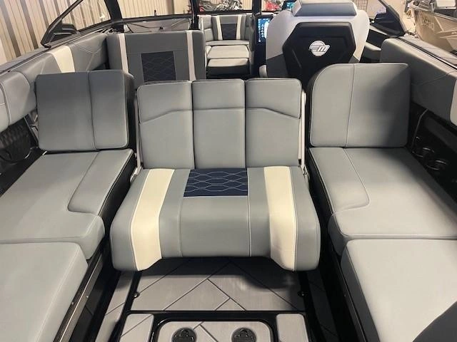 2025 Malibu 23 Lsv alt