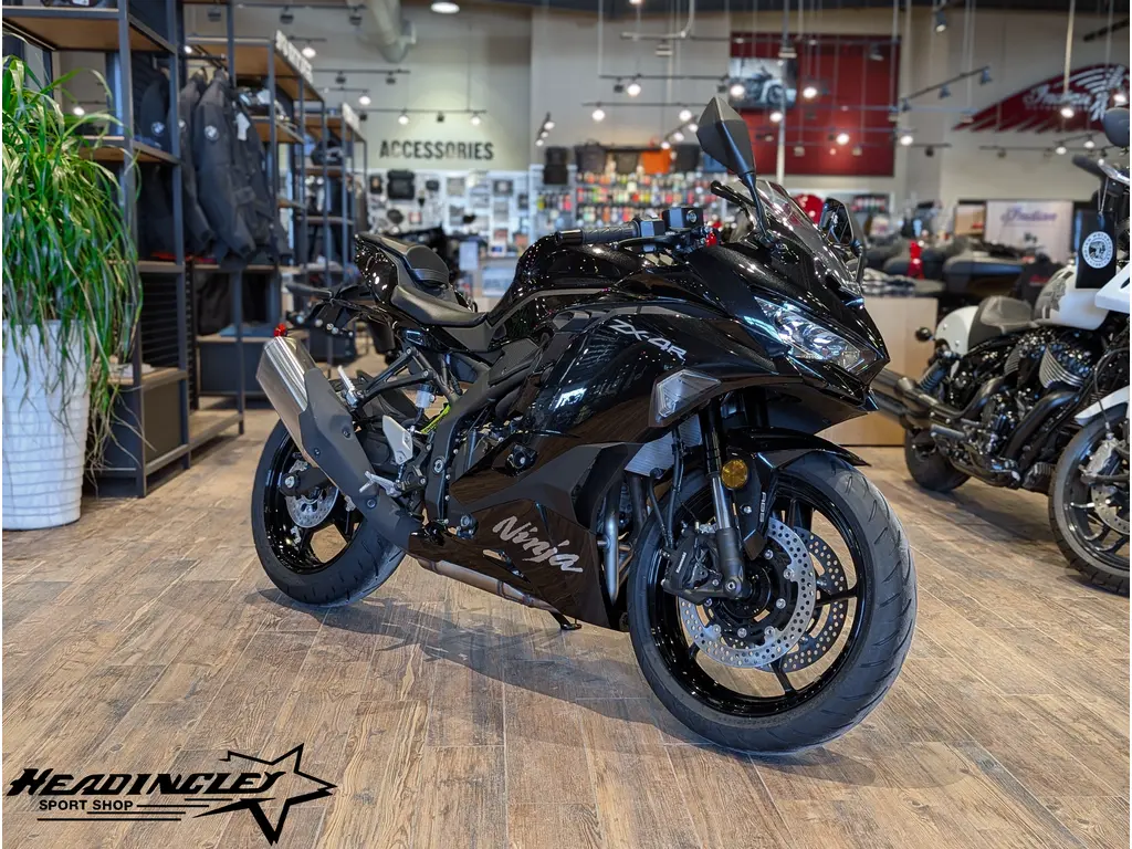 2026 Kawasaki Ninja ZX-4R // Metallic Spark Black 