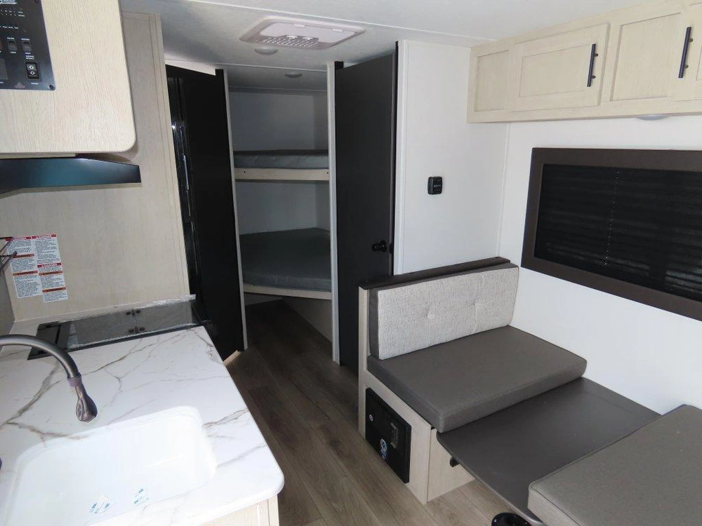 Coachmen Shasta 18dbl 2026 alt