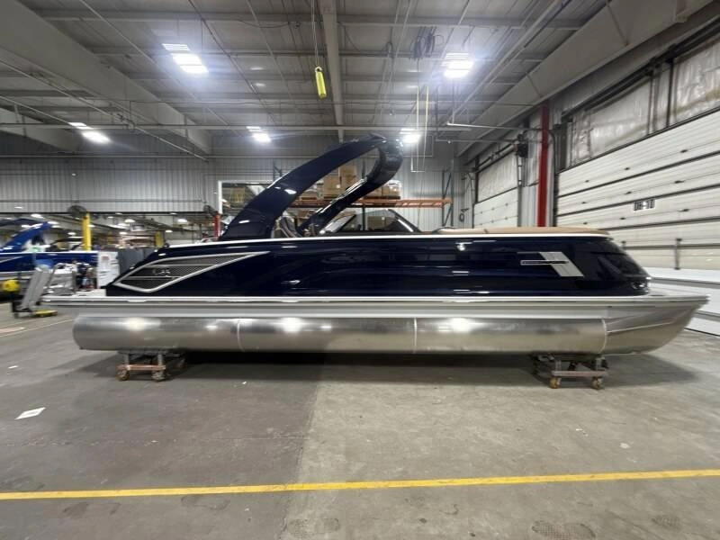 2026 Bennington Marine Qx 25 Swingback Arch 3t alt