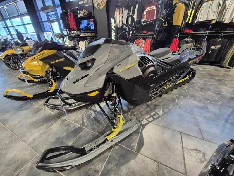 2026 Ski-Doo SUMMIT ADR w/ EDGE Pkg 154 850 E-TEC PowderMax Light FlexEdge 2.5'' SHOT