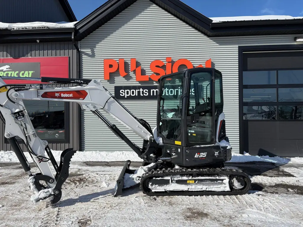 BOBCAT E35 2025