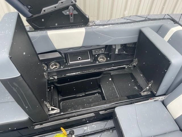 2025 Malibu 23 Lsv alt