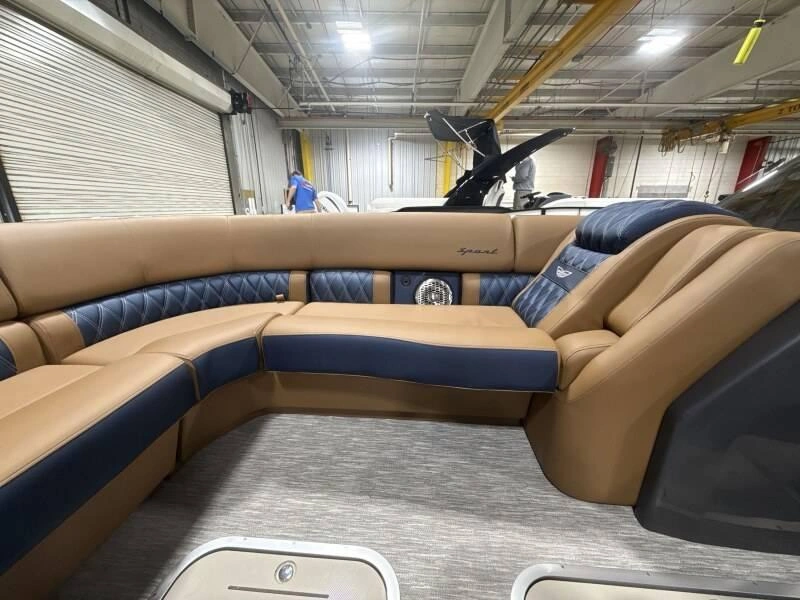 2026 Bennington Marine Qx 25 Swingback Arch 3t alt