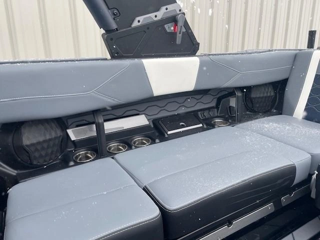 2025 Malibu 23 Lsv alt