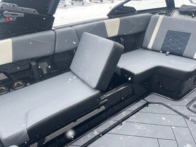 2025 Malibu 23 Lsv alt