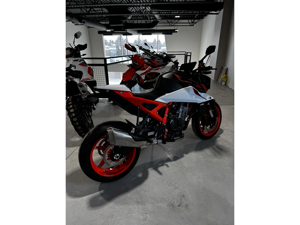 2026 Ktm 990 Duke R alt