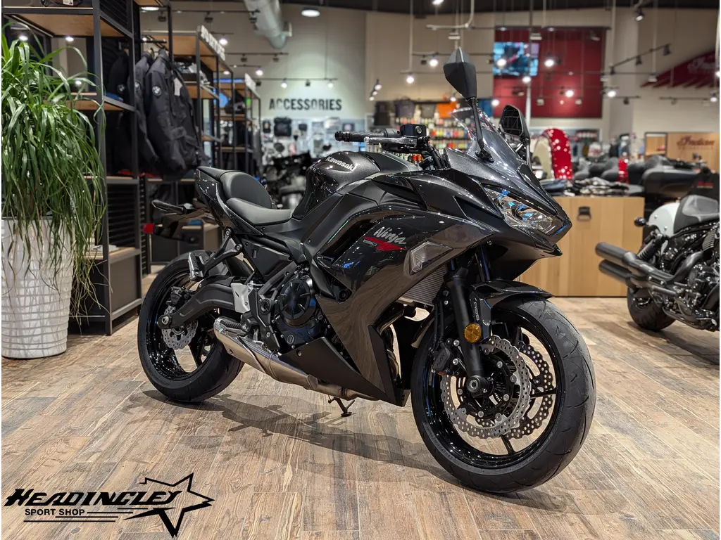 2026 Kawasaki Ninja 650 // Metallic Flat Spark Black/Metallic Carbon Gray 