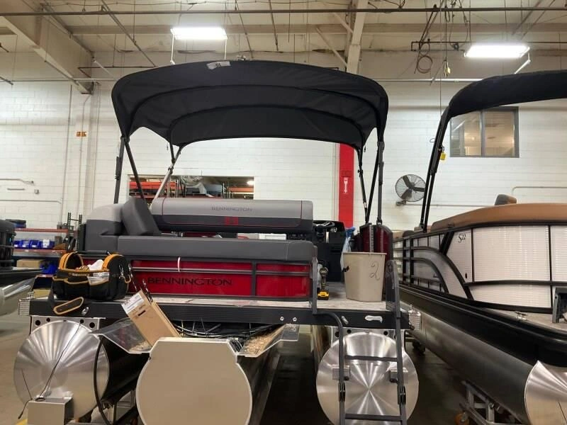 Bennington Marine 21 S Swingback 3t Rouge 2026 alt