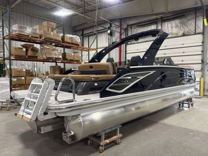 2026 Bennington Marine Qx 25 Swingback Arch 3t alt