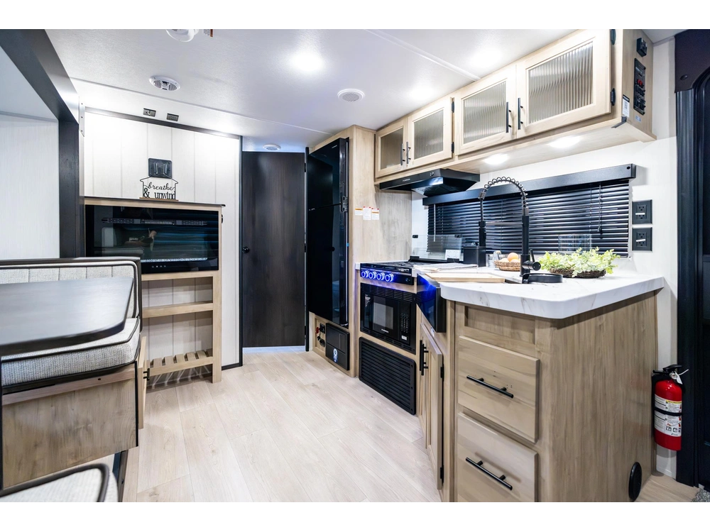 2026 Cherokee 23mk Grey Wolf alt