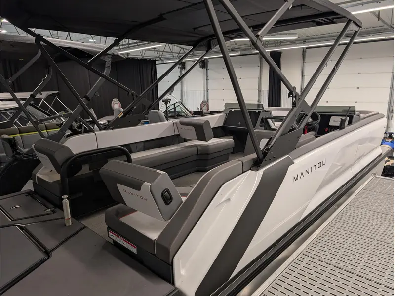 Manitou 22 Cruise Switchback Max Deck Signature 150HP w/Trailer 2024