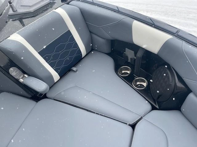 2025 Malibu 23 Lsv alt