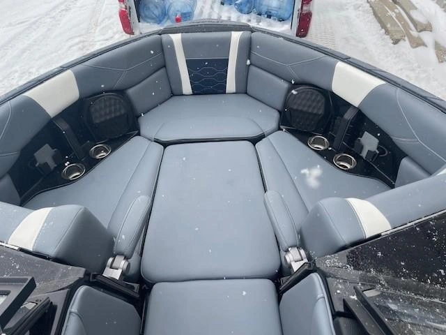 2025 Malibu 23 Lsv alt