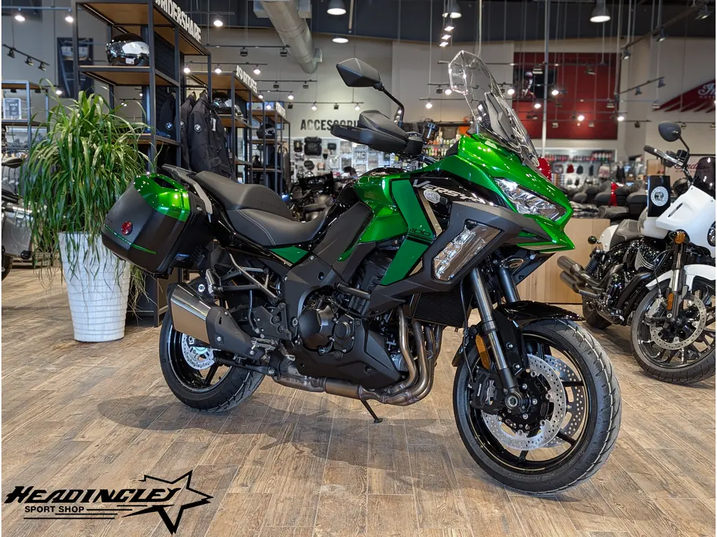 2026 Kawasaki Versys 1100 SE LT // Emerald Blazed Green/Metallic Diablo Black 