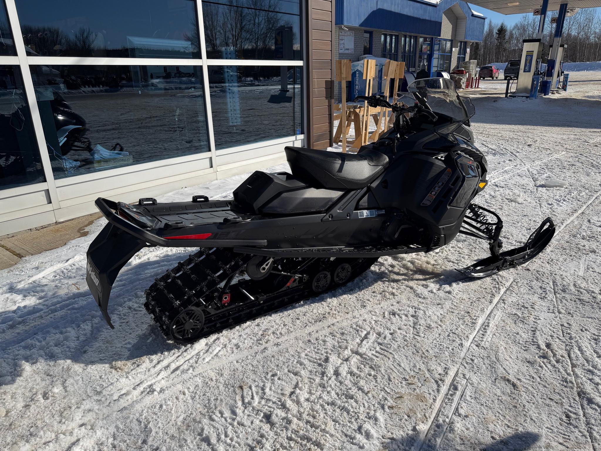 2026 Ski-Doo RENEGADE ADRENALINE 900 ACE Turbo R RipSaw 1.25" E.S.