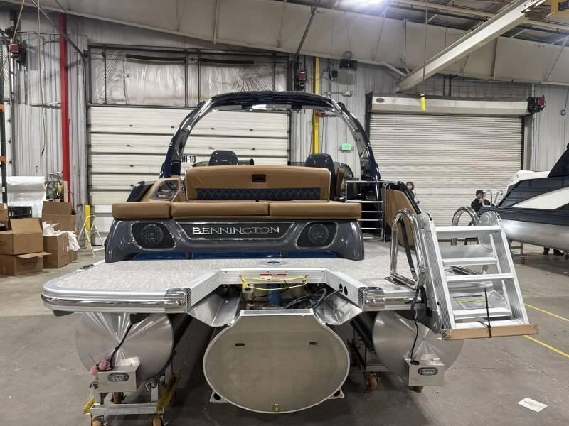 2026 Bennington Marine Qx 25 Swingback Arch 3t alt