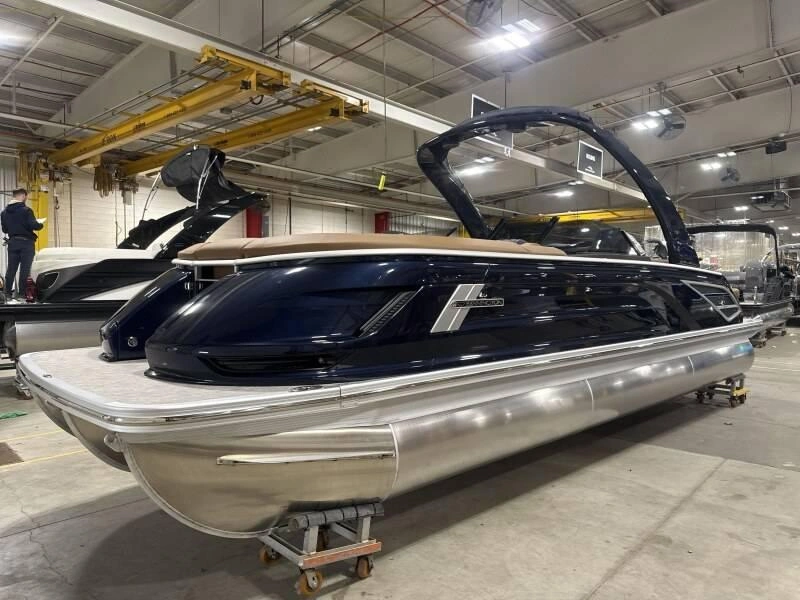 2026 Bennington Marine Qx 25 Swingback Arch 3t alt