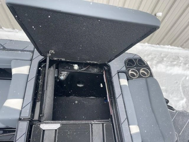 2025 Malibu 23 Lsv alt