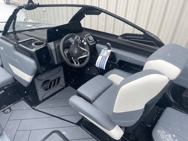 2025 Malibu 23 Lsv alt