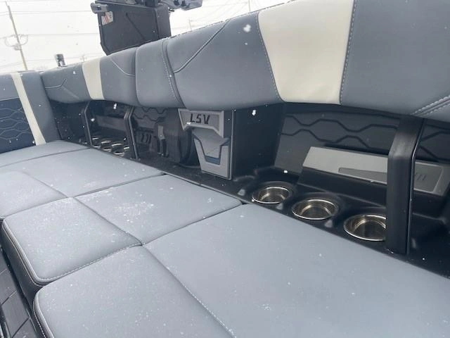 2025 Malibu 23 Lsv alt