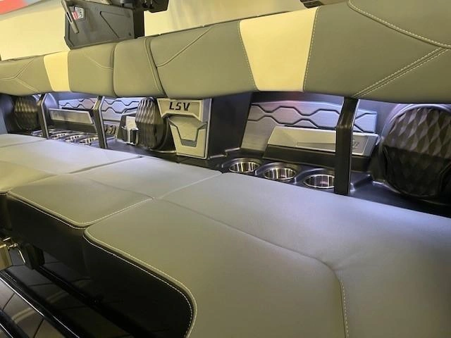 2025 Malibu 23 Lsv alt