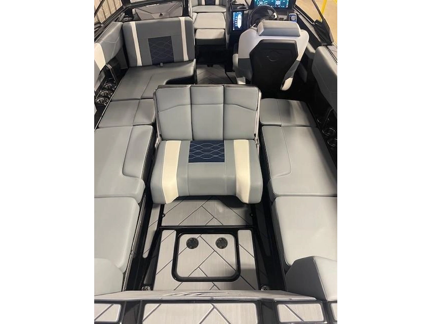 2025 Malibu 23 Lsv alt