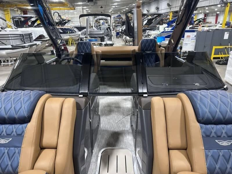 2026 Bennington Marine Qx 25 Swingback Arch 3t alt