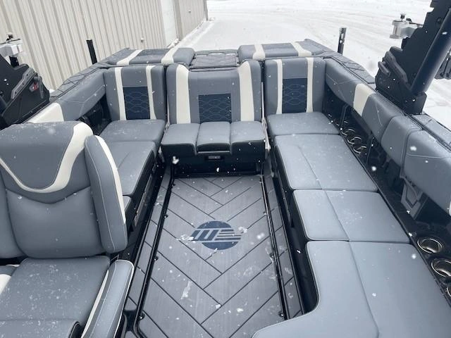 2025 Malibu 23 Lsv alt