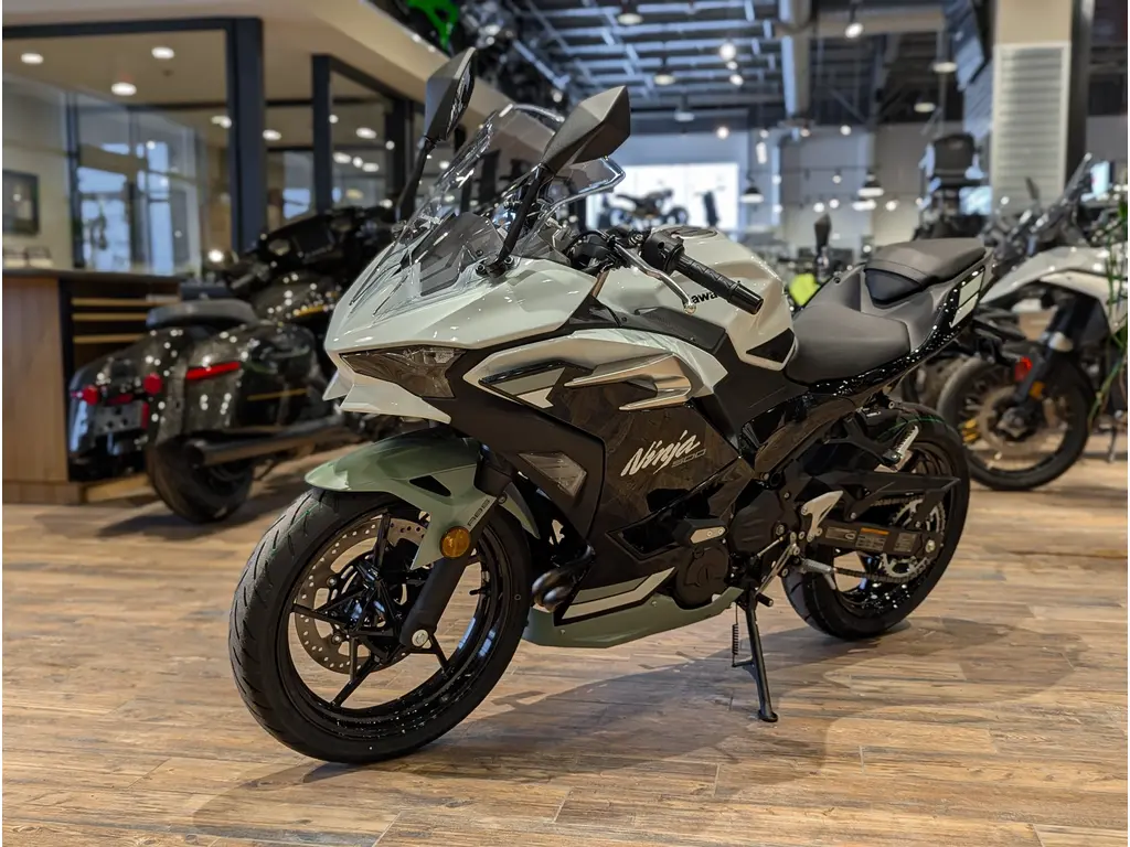 New 2026 Kawasaki Ninja 500 SE // Pearl Robotic White/Pearl Matte