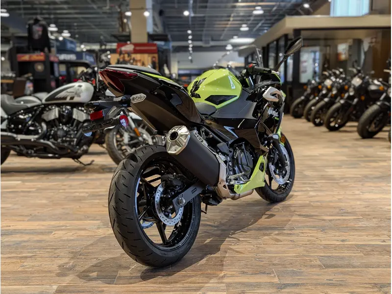2026 Kawasaki Ninja 500 SE // Metallic Yellowish Green/Ebony thumbnail 11