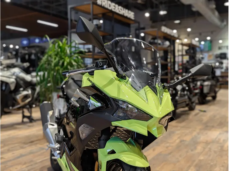 2026 Kawasaki Ninja 500 SE // Metallic Yellowish Green/Ebony thumbnail 3