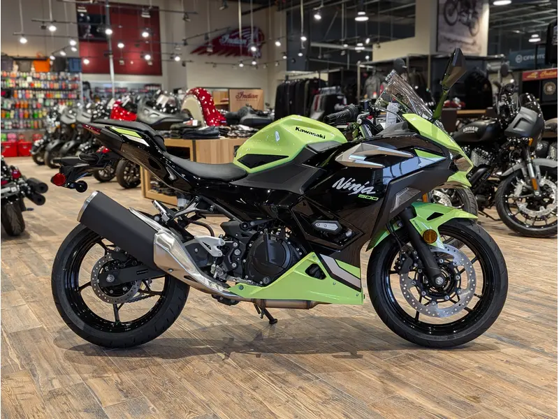 2026 Kawasaki Ninja 500 SE // Metallic Yellowish Green/Ebony thumbnail 2