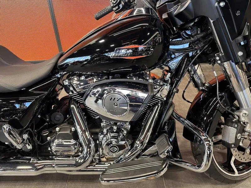 Harley-Davidson Street Glide™ Vivid Black Chrome Trim 2026