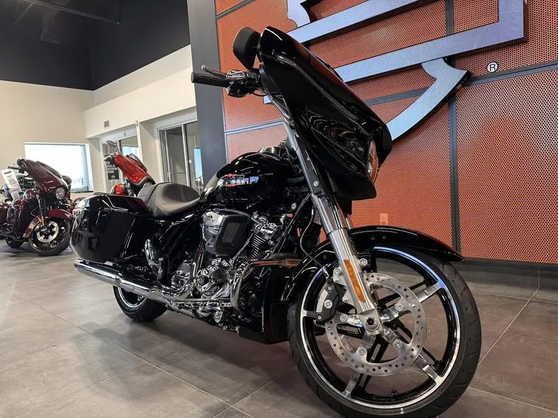 Harley-Davidson Street Glide™ Vivid Black Chrome Trim 2026