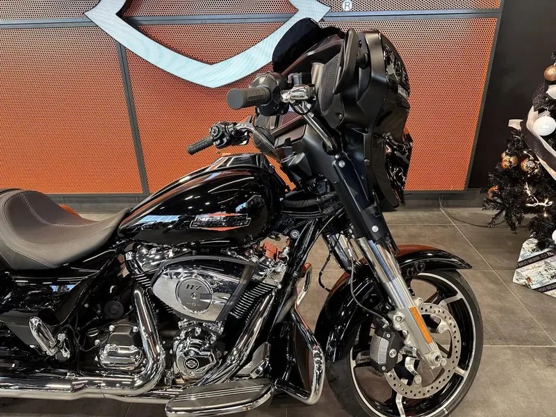 Harley-Davidson Street Glide™ Vivid Black Chrome Trim 2026