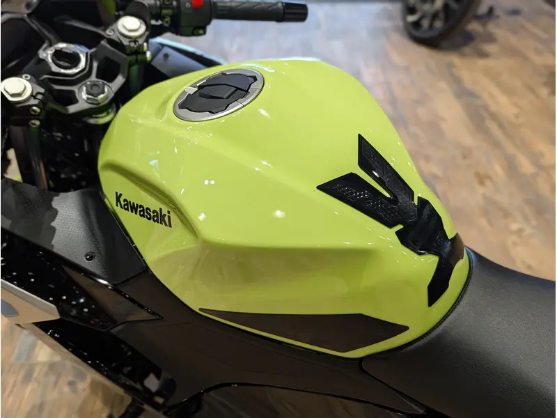 2026 Kawasaki Ninja 500 SE // Metallic Yellowish Green/Ebony thumbnail 9
