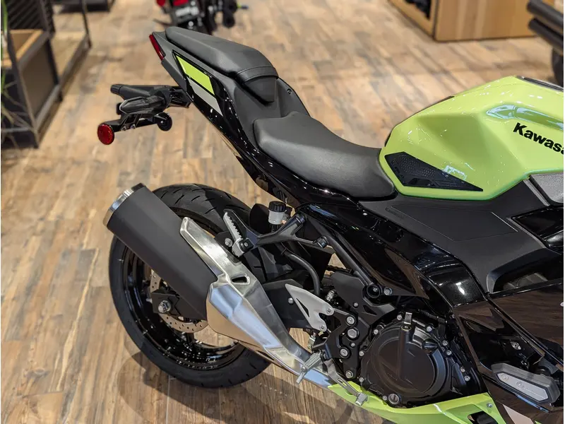 2026 Kawasaki Ninja 500 SE // Metallic Yellowish Green/Ebony thumbnail 10